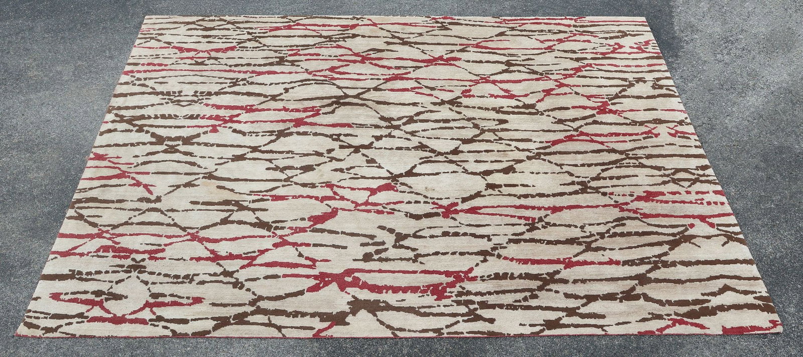 ESTATE HOLLAND & SHERRY (ATTRIB.) CONTEMPORARY GEOMETRIC RUG, 12'1" X 9'1": Estate contemporary designer rug, attributed to Holland and Sherry, with geometric red and white striations on tan ground, scattered spotting throughout, approx 12'1"l, 9'1"w **Provenance: Treasures f