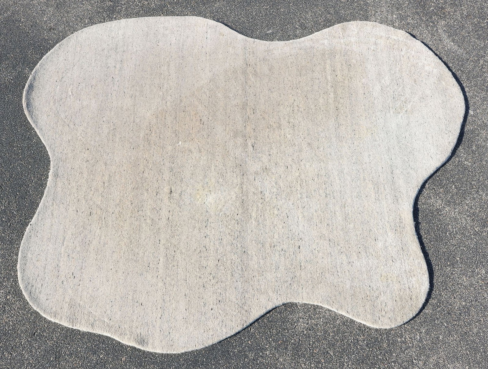 ESTATE CONTEMPORARY MACHINE-WOVEN SHAPED RUG, 8'10" X 7'1.5": Estate contemporary machine-woven rug, approx 8'10"l, 7'1.5"w **Provenance: From a luxury lakeside Austin, Texas estate** **Please Note: All of the rugs offered in this auction would