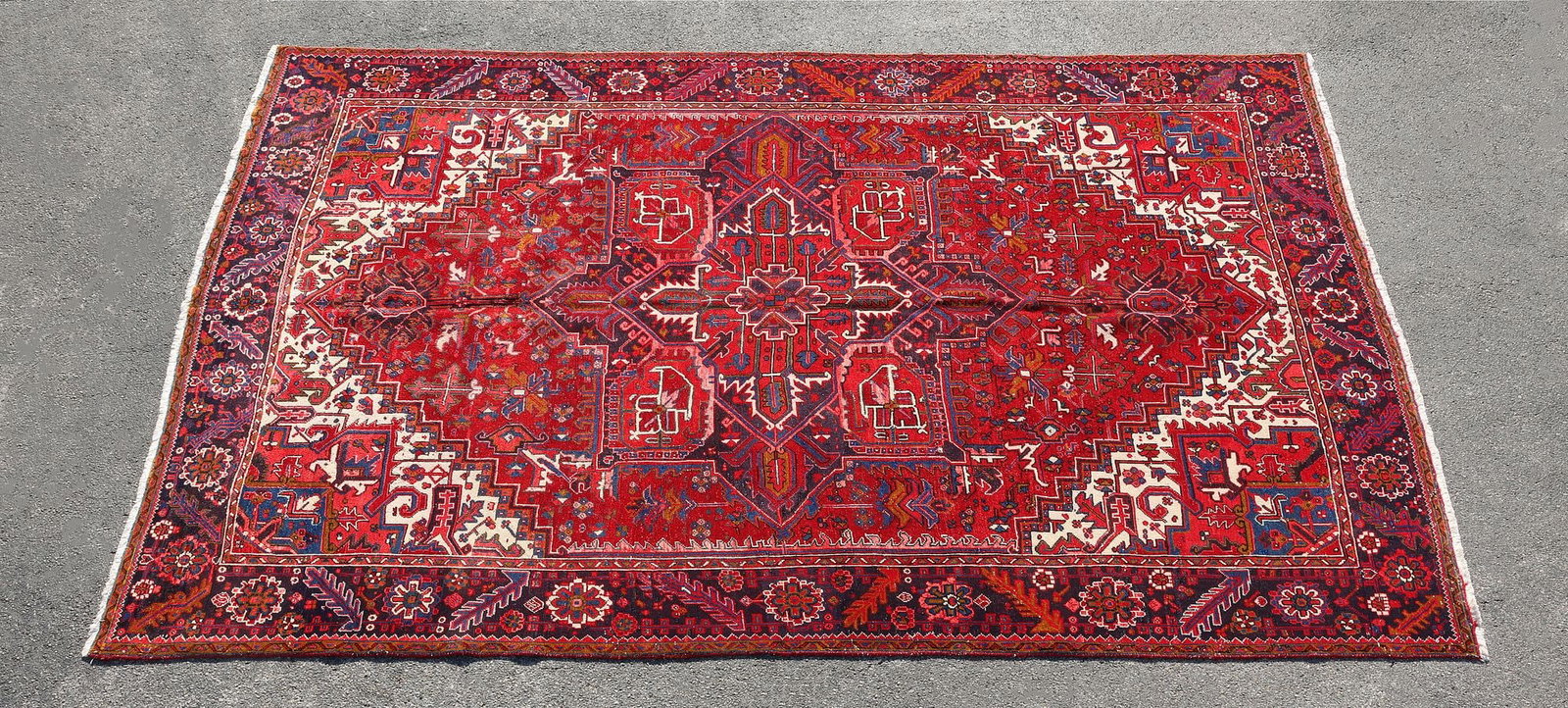 ESTATE HAND-TIED HERIZ RUG, 13'6" X 10' (34216): Estate hand-tied Heriz rug, approx 13'6"l, 10'w **Please Note: All of the rugs offered in this auction would likely benefit from a professional cleaning. Estate rugs may show some wear and imperfectio