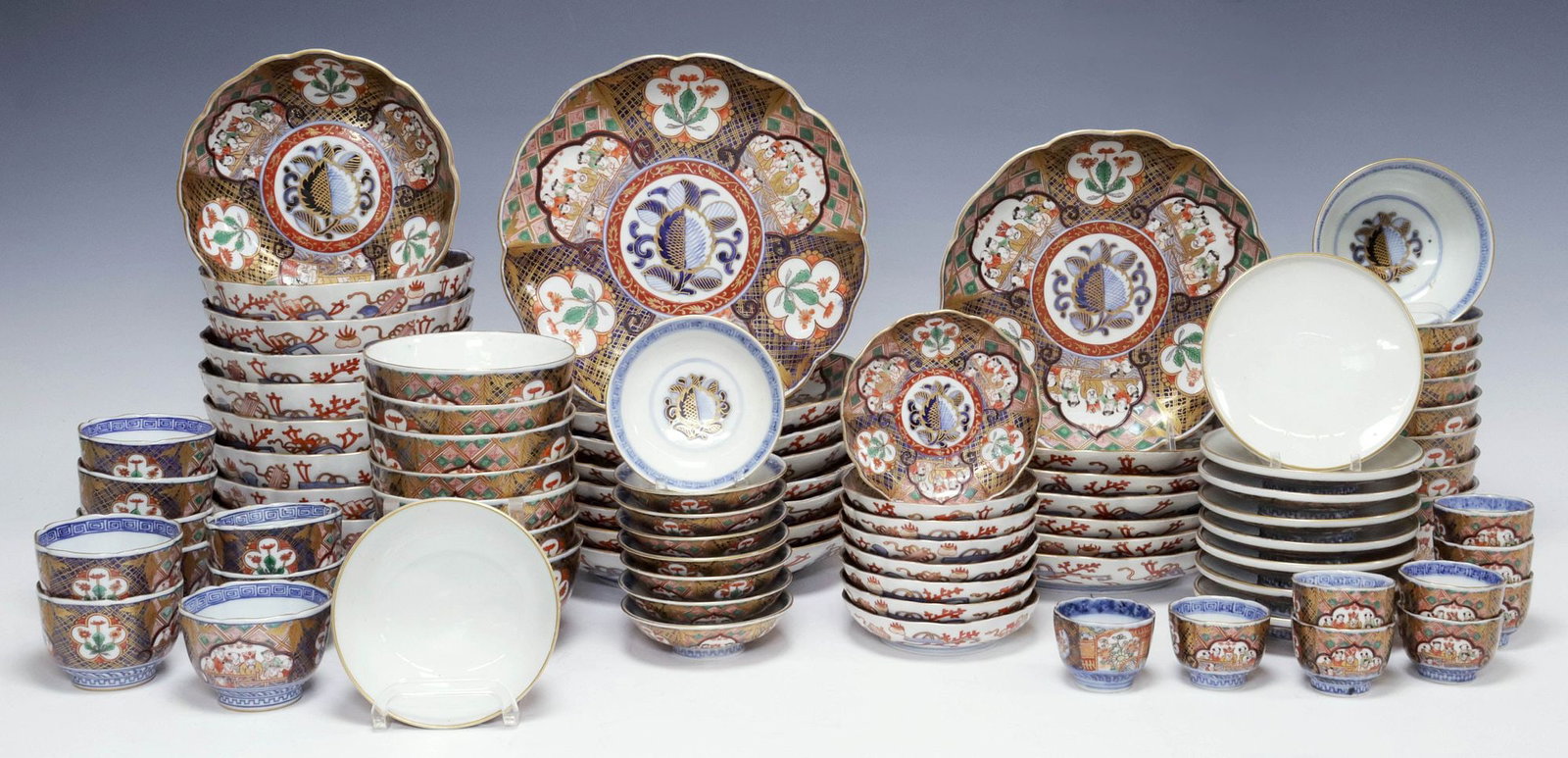 (57) JAPANESE IMARI PALETTE PARCEL-GILT PORCELAIN DINNER SERVICE (1 of 5)