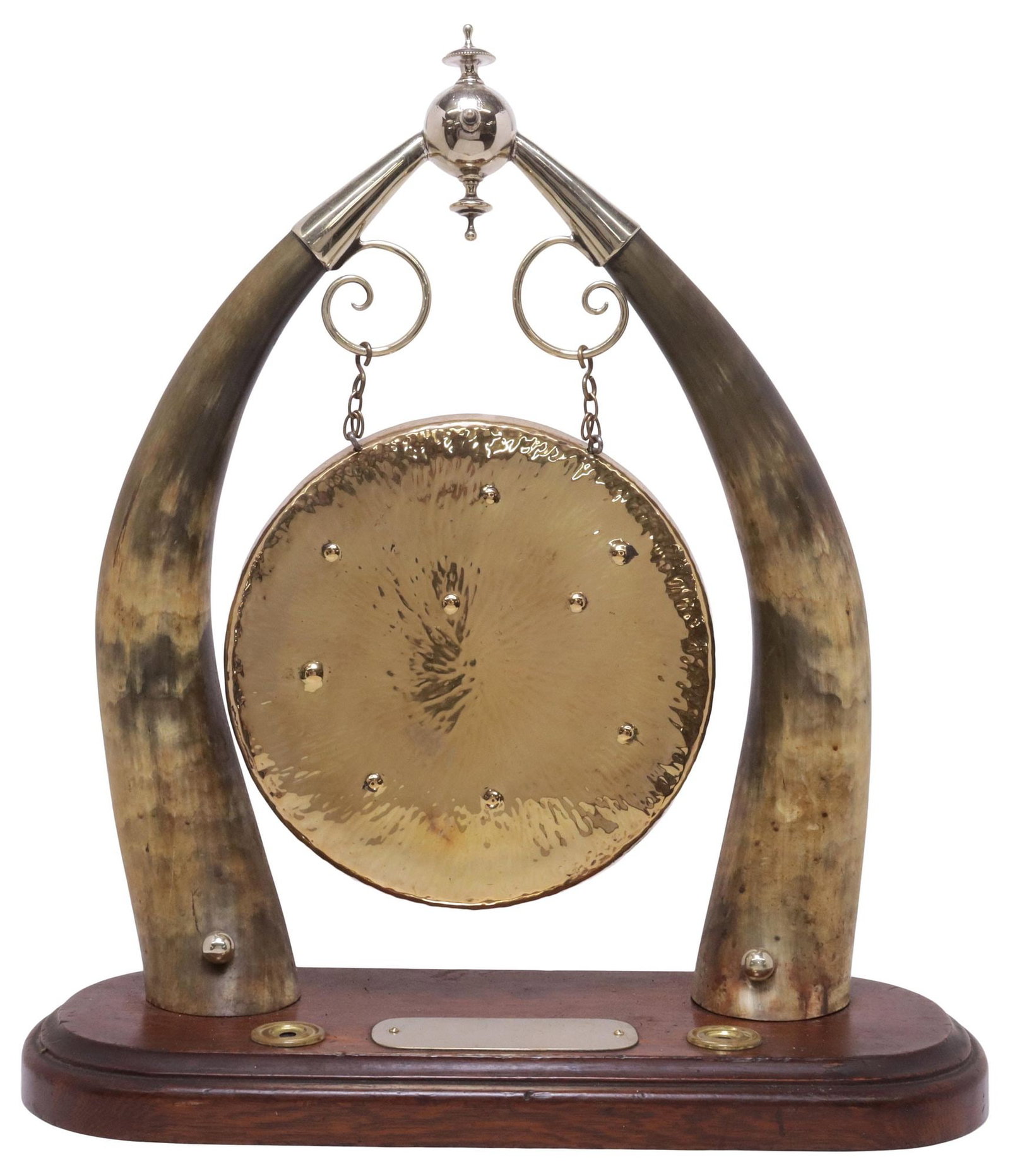 ENGLISH EDWARDIAN OAK & HORN DINNER TABLE GONG: English Edwardian dinner gong, early 20th c., gong suspended from a pair of cows horns, with silver-tone metal mounts, on an oak plinth with vacant cartouche, accompanied by striking mallet, approx 20
