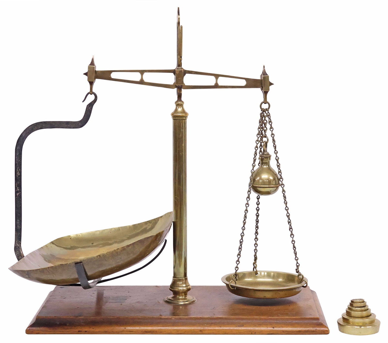 ENGLISH H. POOLEY & SON SHOP COUNTER BRASS BALANCE BEAM SCALES: English countertop brass balance scales, H. Pooley & Son, Birmingham, early 20th c., having turned standard, balance beam supporting two pans, rising on wood base, accompanied by (six) graduated weigh