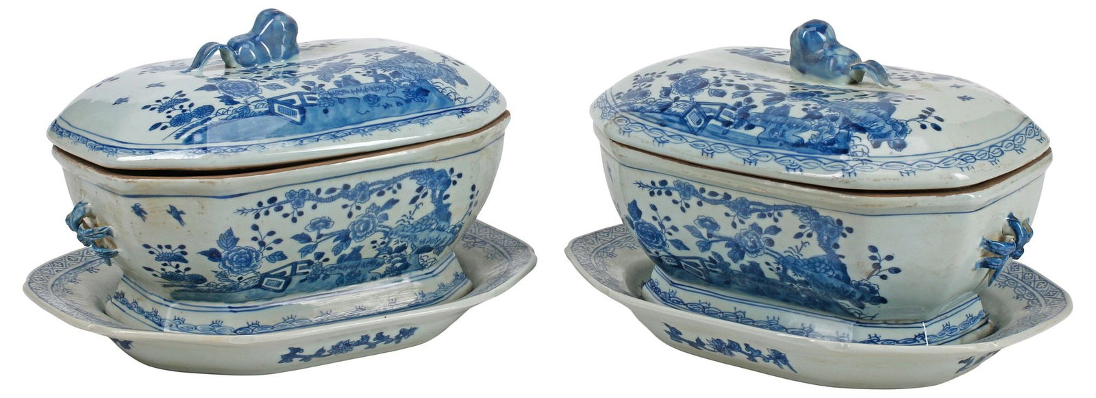 (2) CHINESE EXPORT STYLE BLUE & WHITE COVERED TUREENS & UNDERPLATES: (pair) Chinese Export style blue and white porcelain tureens, each with cover and underplate, overall: approx 9"h, 13.5"w, 10.5"d, 27.5lbs total