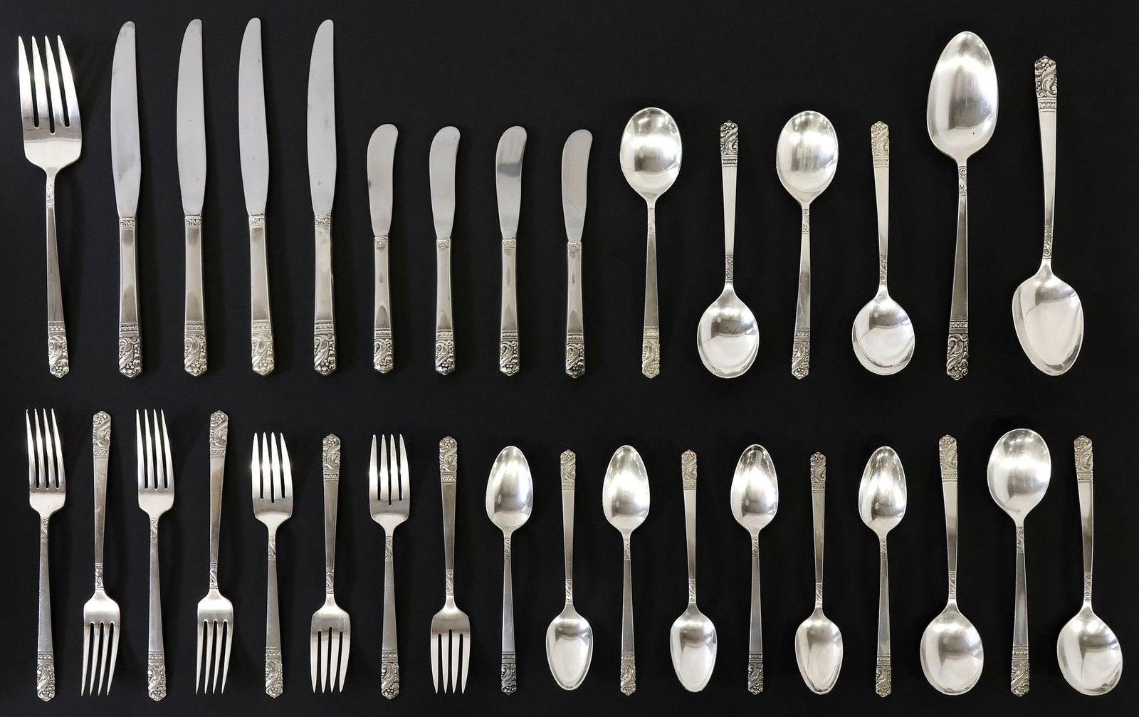 (33) AMERICAN ONEIDA HEIRLOOM 'MANSION HOUSE' STERLING FLATWARE SET: (lot of 33) American sterling silver flatware service, Oneida Heirloom Sterling, in the "Mansion House" pattern, no observed monograms, including: (4) modern hollow handle knives, with stainless steel