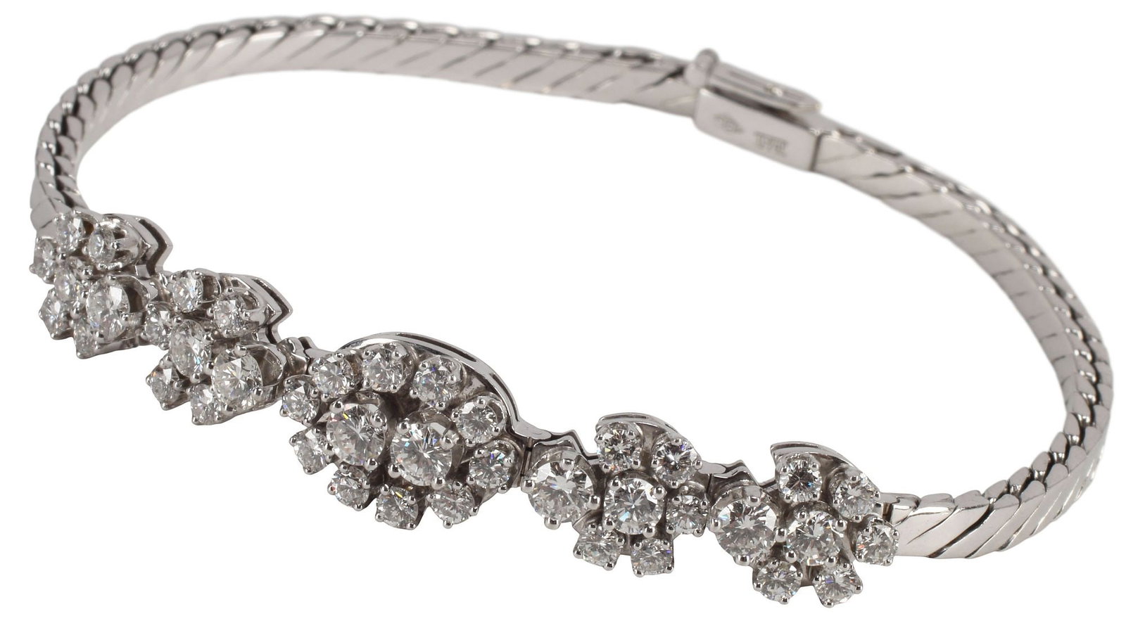 ESTATE 18KT WG & 2.45CTTW DIAMOND FLORAL CLUSTER BRACELET: Estate 18kt white gold and diamond bracelet, a large central floral head flanked by two smaller flowers, set with (forty) diamonds, approx 2.45cttw, average color: H-I, average clarity: VS2-SI, on a f