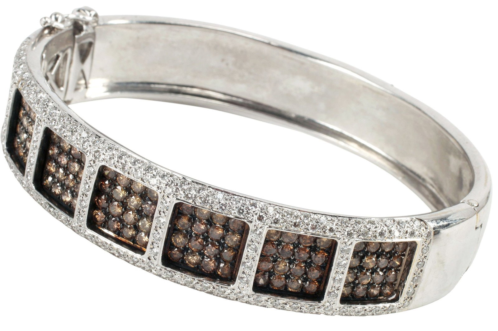 ESTATE 18KT WG 5.50CTTW FANCY BROWN & WHITE DIAMOND HINGED BANGLE BRACELET: Estate 18kt white gold hinged bangle bracelet, the top with seven recessed squares pave-set with fancy brown diamonds, approx 3.35cttw, average clarity: SI, framed by white diamonds, approx 2.15cttw, 