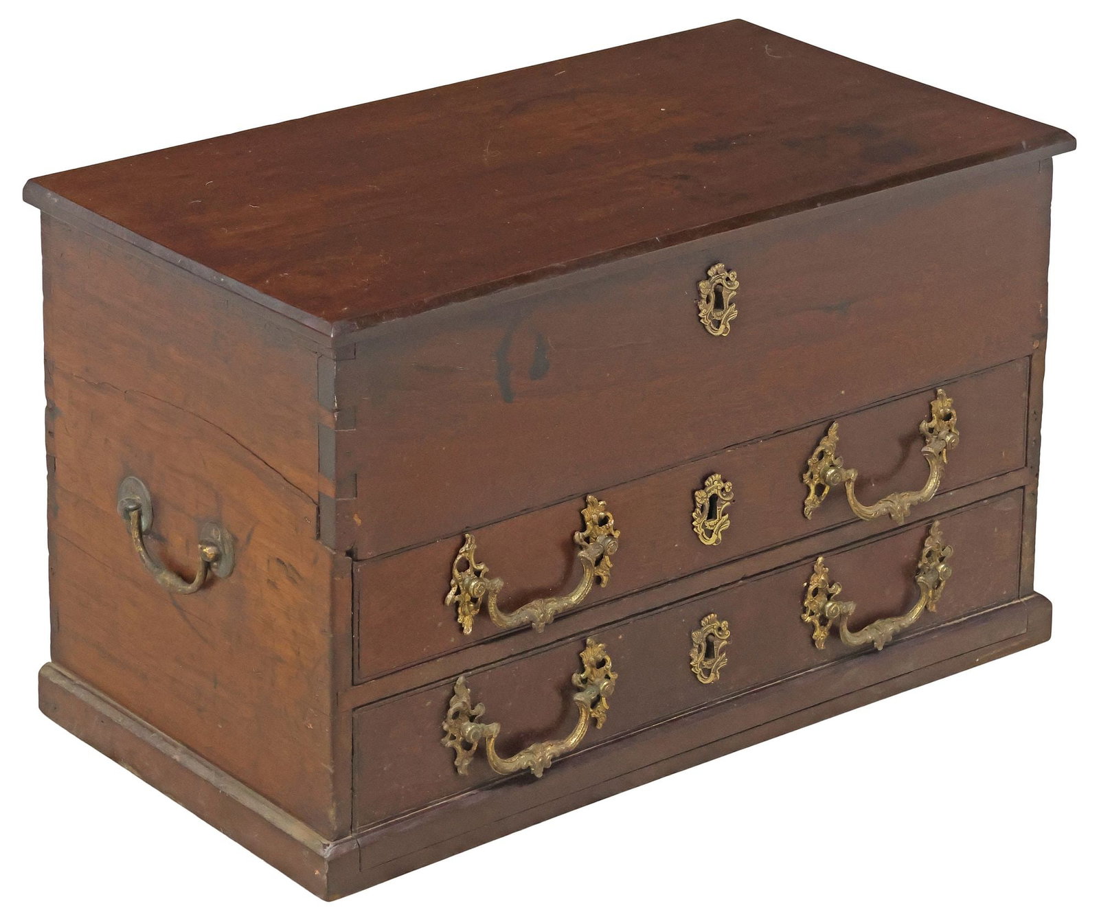 ENGLISH CHIPPENDALE PERIOD MAHOGANY FITTED WORK BOX / CHEST: English Chippendale period mahogany work chest/ box, late 18th c., the rectangular case with hinged lid, the dovetailed case, opening a fitted upper section with open compartments and removable trays,