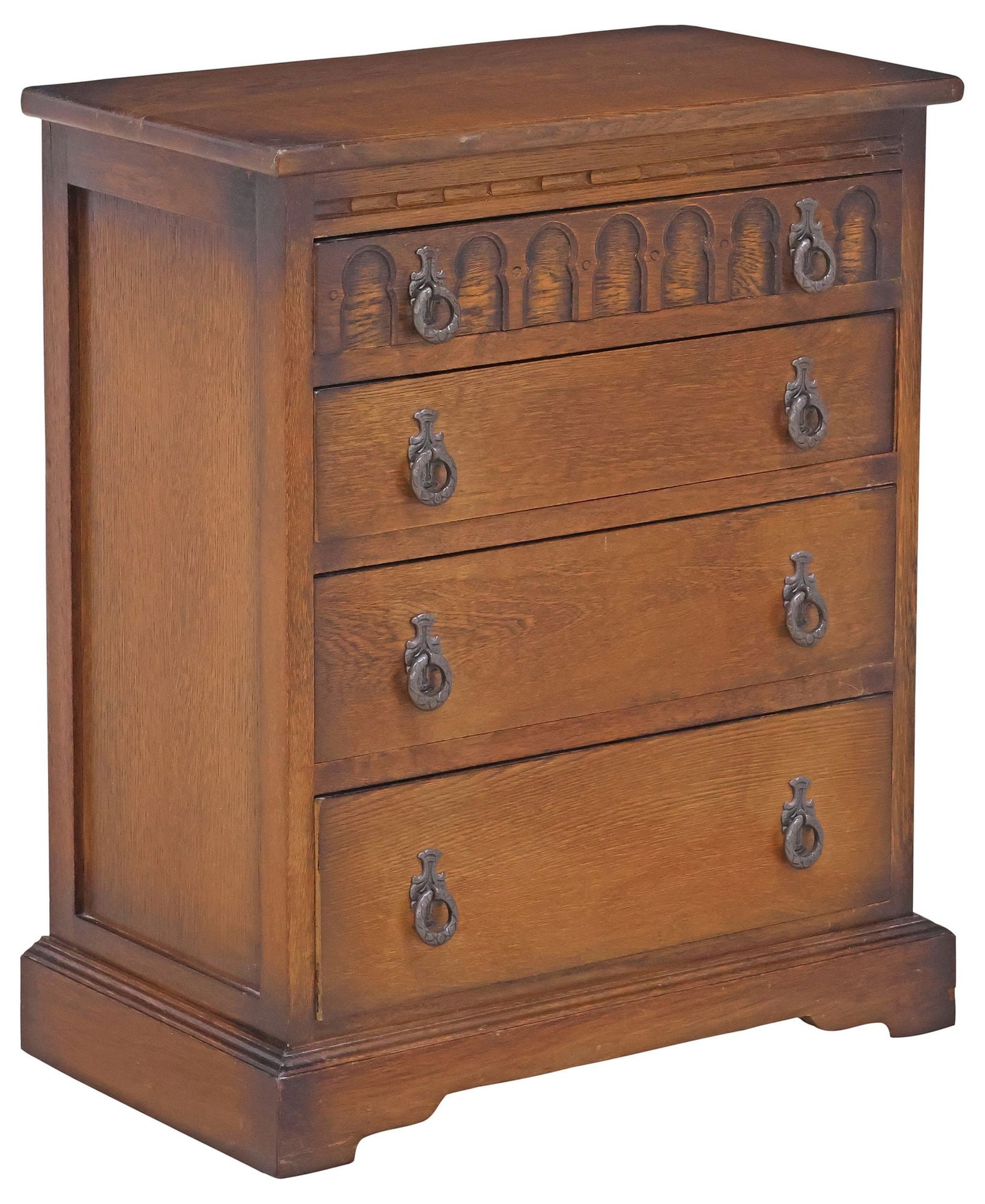 ENGLISH EDWARDIAN OAK SMALL CHEST OF DRAWERS / NIGHTSTAND: English Edwardian oak diminutive chest of drawers/ nightstand, early 20th c., rectangular top, above four graduated drawers, on bracket feet, approx 27"h, 22.75"w, 13"d