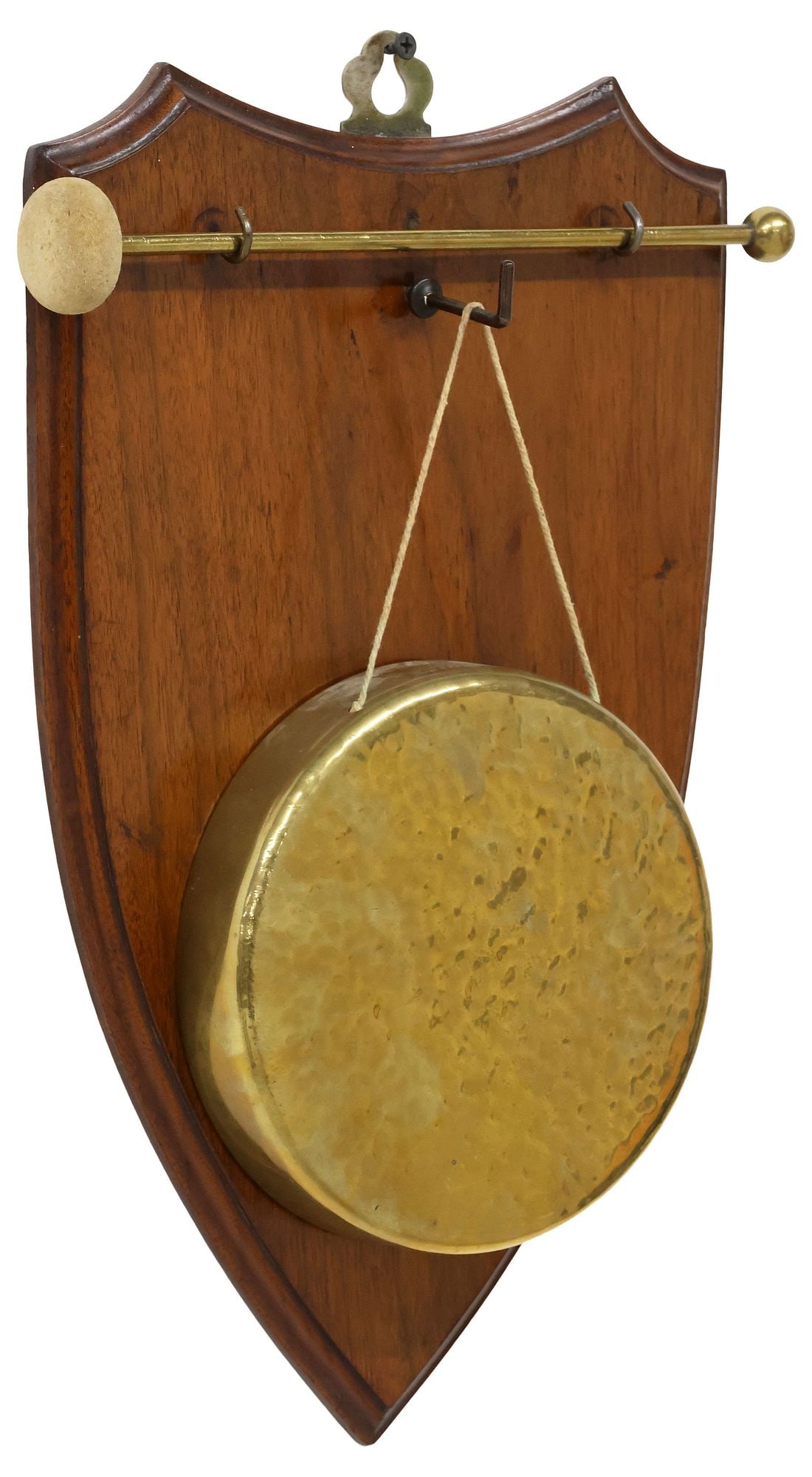 ENGLISH EDWARDIAN WALNUT & BRASS WALL-HANGING DINNER GONG: English Edwardian walnut and brass wall-hanging dinner gong, early 20th c., shield-form mount, issuing three hooks, suspending textured gong plate, accompanied by striker mallet, gong plate: approx 6.