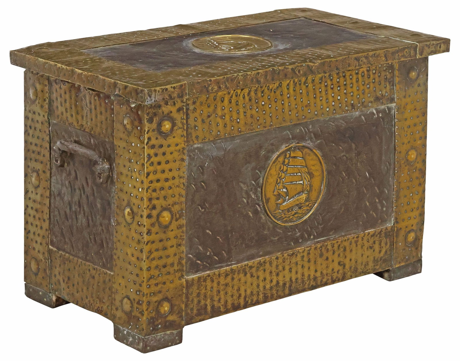 ENGLISH REPOUSSE BRASS & IRON-CLAD KINDLING BOX: English Edwardian brass and iron-clad kindling box, early 20th c., rectangular top with hammered trim, surrounding dark ground, central repousse ship motif, revealing open interior, flanked by dual wr