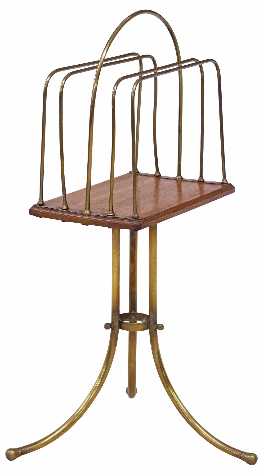 ENGLISH EDWARDIAN BRASS & OAK REVOLVING MAGAZINE RACK: English Edwardian brass canterbury/ magazine rack, early 20th c., oak slab issuing central handle and four divisions, rising on revolving tripodal base, approx 33.25"h, 18"w, 19.25"d