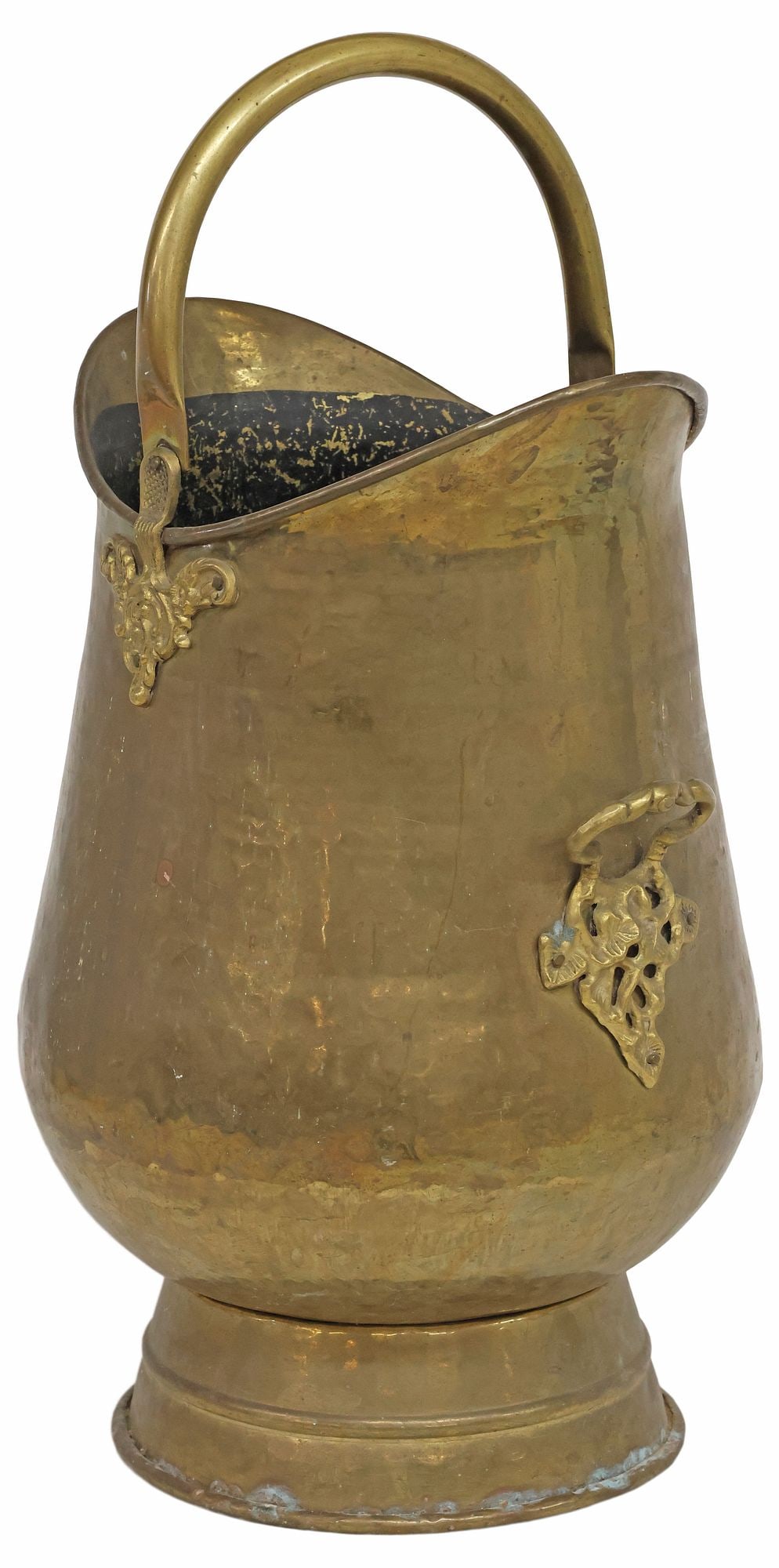 ENGLISH EDWARDIAN HANDLED BRASS COAL BUCKET / SCUTTLE: English Edwardian hammered brass coal scuttle/ hod, early 20th c., arched handle, above vasiform body mounted with pierced scrollwork, rising on flared base, approx 23.25"h, 14"w, 12"d,
