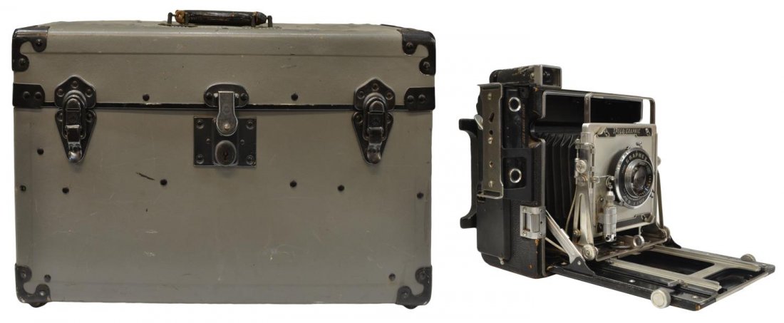 (LOT) VINTAGE GRAFLEX CAMERA & ACCESORIES: (lot) Vintage Graflex Speed Graphic, Rochester, NY, serial number 424280, accompanied by accessories including a Busch synchronizer, bulbs, Enesco filter, Kodak lens hoods, 4x5 film, etc., all housed