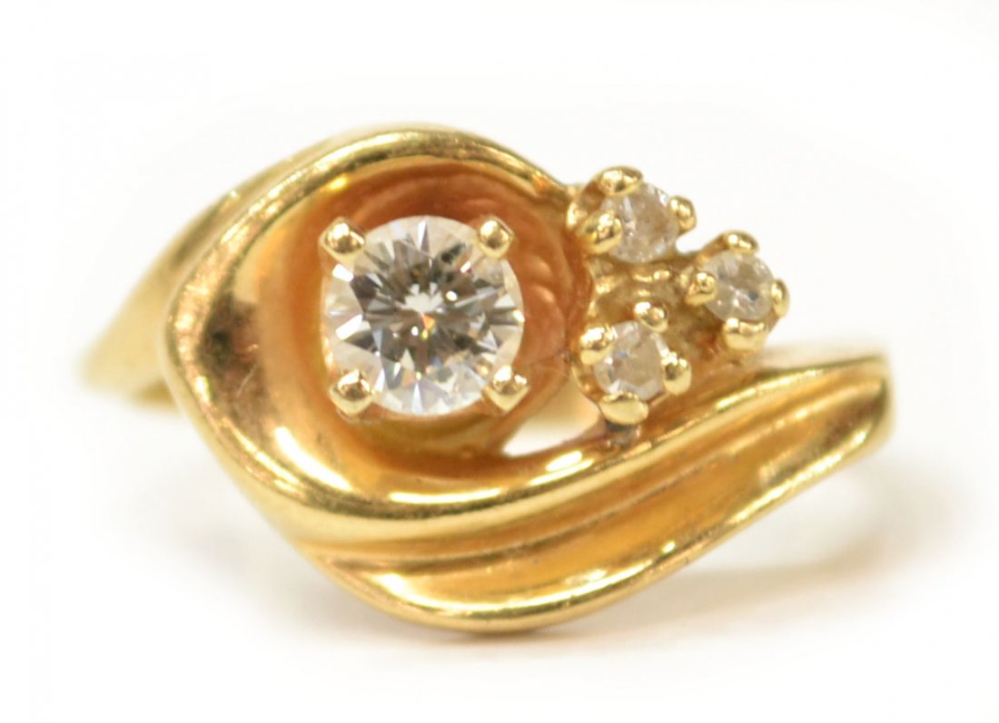 LADIES 14KT GOLD & DIAMOND ESTATE RING: Ladies estate 14 kt gold and approx .24 ct total weight diamond ring, comprising: (1) approx .20 ct total weight diamond; (3) approx .045 ct total weight diamonds; average clarity: VS, average color H