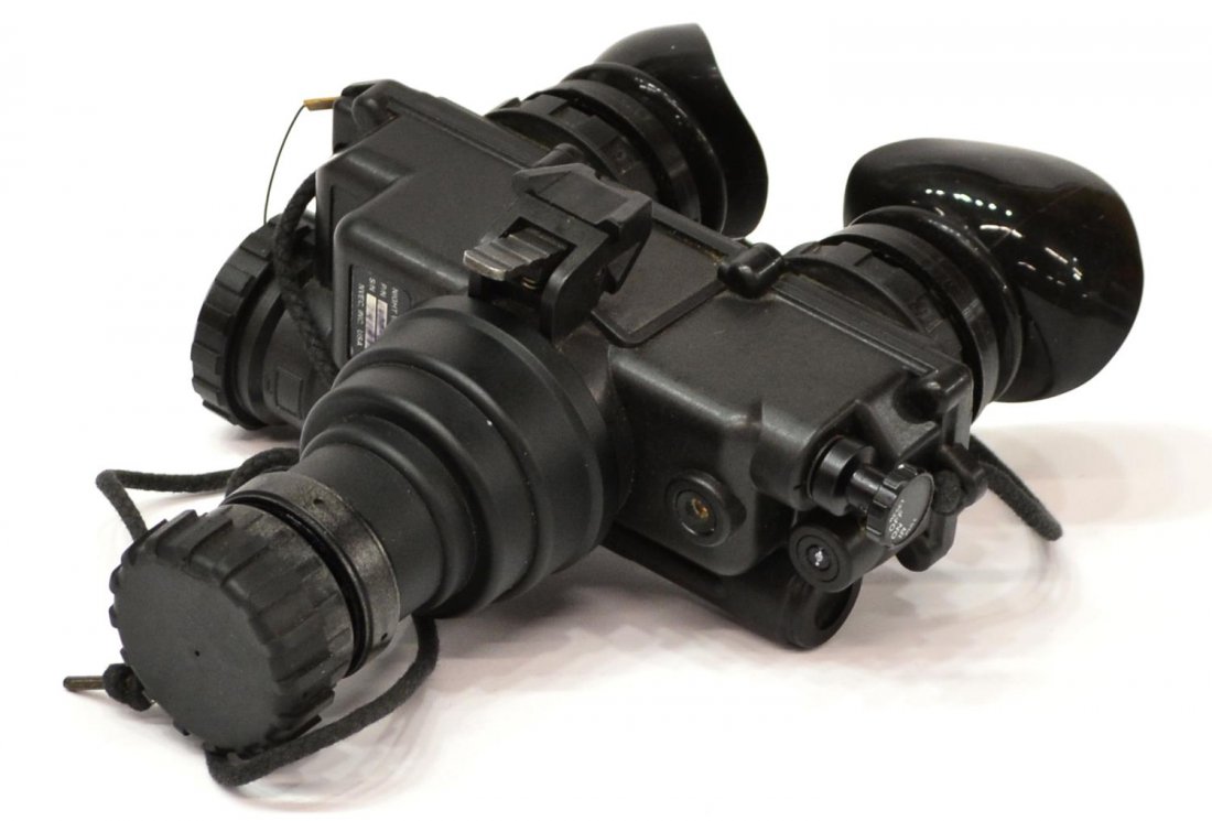 MILITARY TYPE NIGHT VISION GOGGLES & EXTRA 3X LENS: Operating military type night vision goggle, M1700, AN/PVS-7B, Generation III, adjustable focus, built in Infrared switch, includes: optional ML-3 A focal lens (3X and wide field of view), military gr