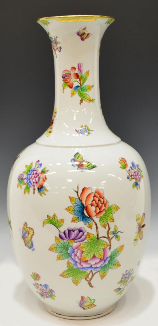 LARGE HEREND QUEEN VICTORIA BALUSTER VASE