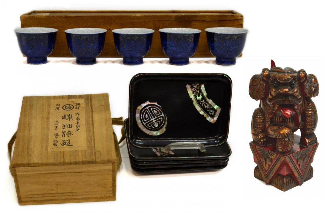 ASIAN PORCELAIN, WOOD FOO LION & MOP INLAID TRAYS: (lot) Asian table and cabinet items: (5) Chinese underglaze cobalt blue ceramic cups, exterior blue dipped glaze having heap and pile effect and white interior, roughness to base, underglaze blue mark