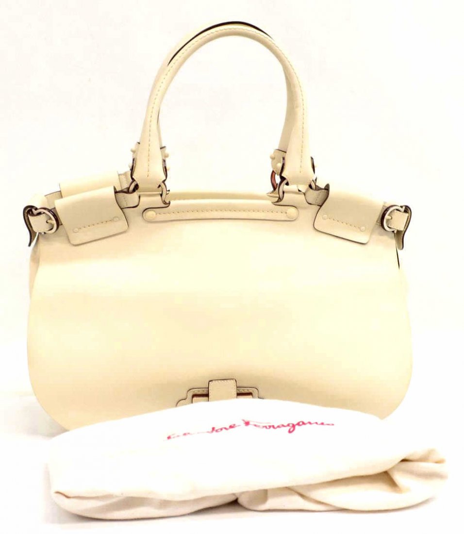 SALVATORE FERRAGAMO WHITE LEATHER HANDBAG: Salvatore Ferragamo hand bag in white leather, double handle straps and zipper closure, yellow fabric interior with one side zipper pocket and two open cell pocket, accompanied by dust bag, bag: appro