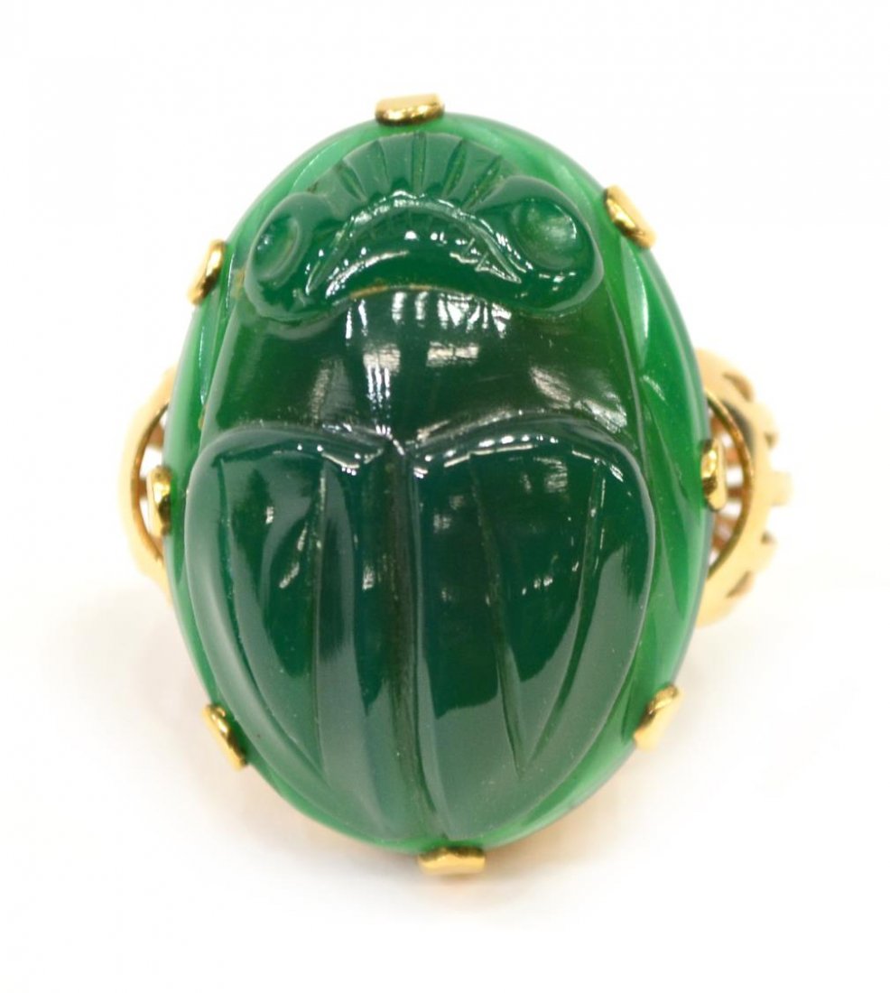 LADIES VINTAGE GOLD & GREEN CHALCEDONY SCARAB RING: Ladies estate ring executed in 10kt / 12kt gold and set with a large Chalcedony (chrysoprase) cabochon carved in the form of a scarab, 14.5 grams (inclusive of all materials), approx size 4.25-4.5 Sta