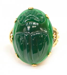 LADIES VINTAGE GOLD & GREEN CHALCEDONY SCARAB RING: Ladies estate ring executed in 10kt / 12kt gold and set with a large Chalcedony (chrysoprase) cabochon carved in the form of a scarab, 14.5 grams (inclusive of all materials), approx size 4.25-4.5