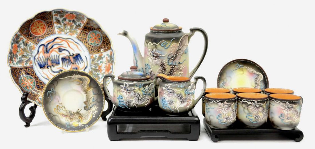 (19) JAPANESE PORCELAIN TABLE ITEMS & STANDS: (lot of 19) Collection of Japanese handpainted porcelain and decorative stands, including: (15)moriage Dragonware porcelain tea set, featuring a raised lucky dragon in white and grey on a smokey brigh