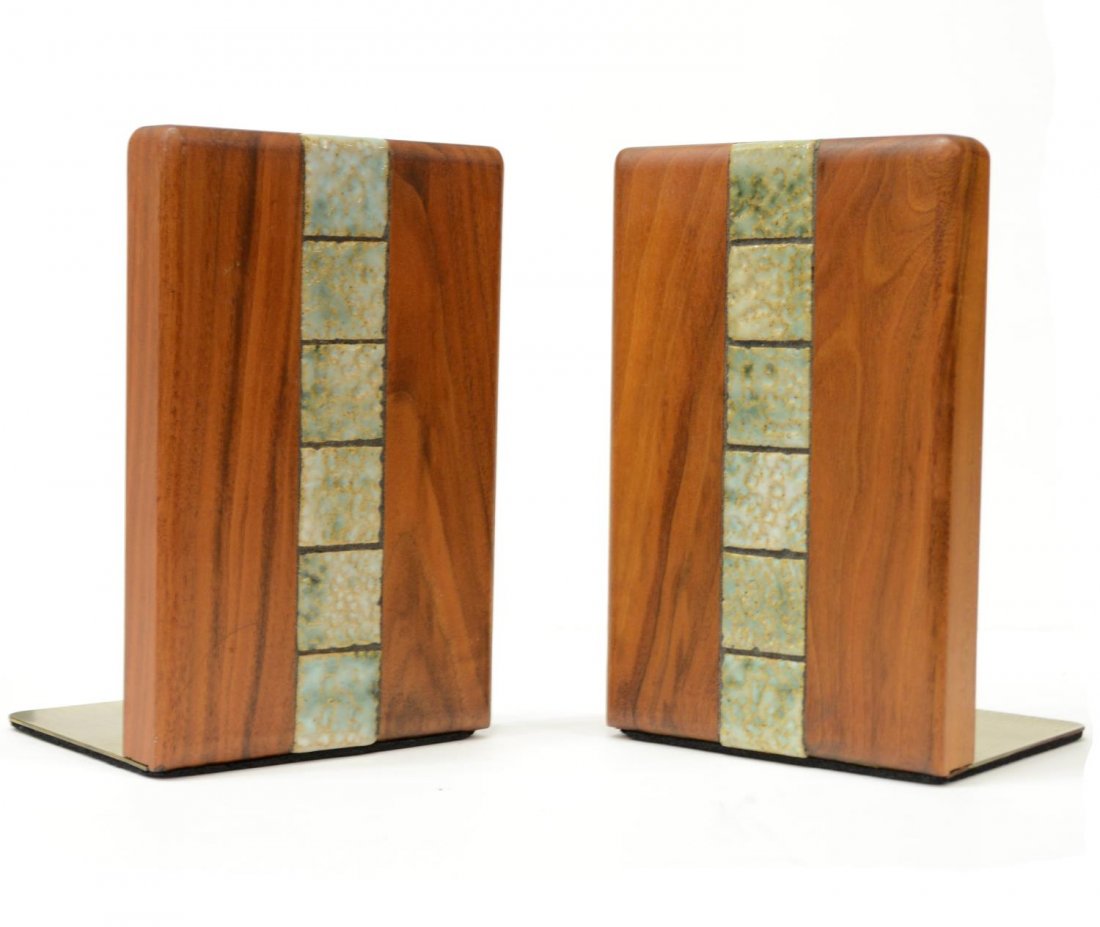 (2) AMERICAN MID-CENTURY MODERN MARTZ BOOKENDS: (lot of 2) American mid-century modern bookends, design by Jane and Gordon Martz for Marshall Studios, walnut rectangular panels inset with textured ceramic tiles, approx 7.5"h, 5"w, 4.25"d, 2.75lbs t