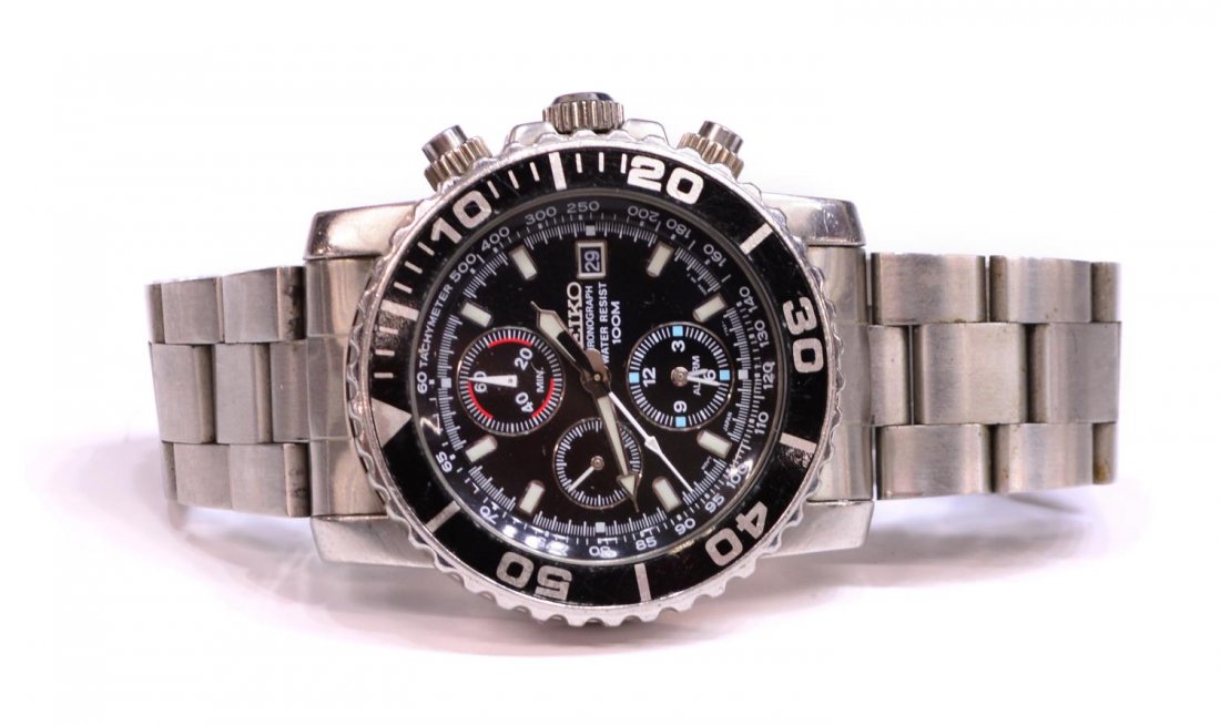 GENTS SEIKO CHRONOGRAPH WRISTWATCH: Seiko Chronograph wrist watch, model number 7T62-0CV0, serial number 372142, black dial having seconds, date window, alarm, minutes and tachymeter, marked on base, stainless steel band, surface wear, 