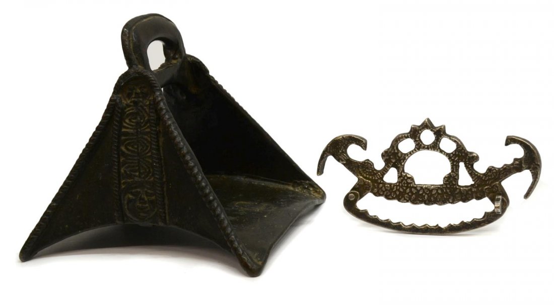 (2) COLONIAL IRON STIRRUP & METAL ELEMENT (1 of 8)