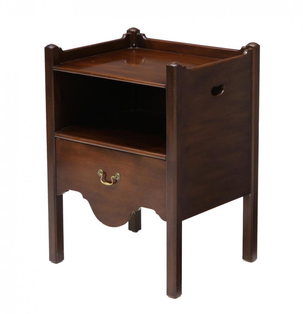 KITTINGER WILLIAMSBURG STYLE MAHOGANY SIDE TABLE (1 of 4)