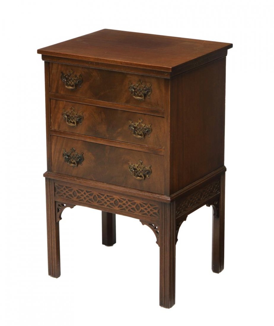 KITTINGER CHIPPENDALE STYLE SIDE TABLE (1 of 4)