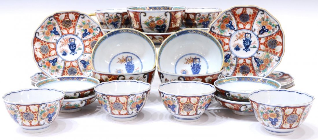 (24) VINTAGE IMARI STYLE PORCELAIN SERVICEWARE (1 of 6)