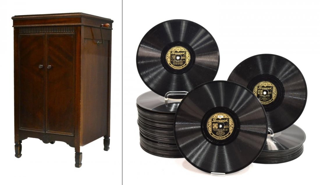 OPERATING ENGLISH WINDUP PHONOGRAPH (1 of 8)