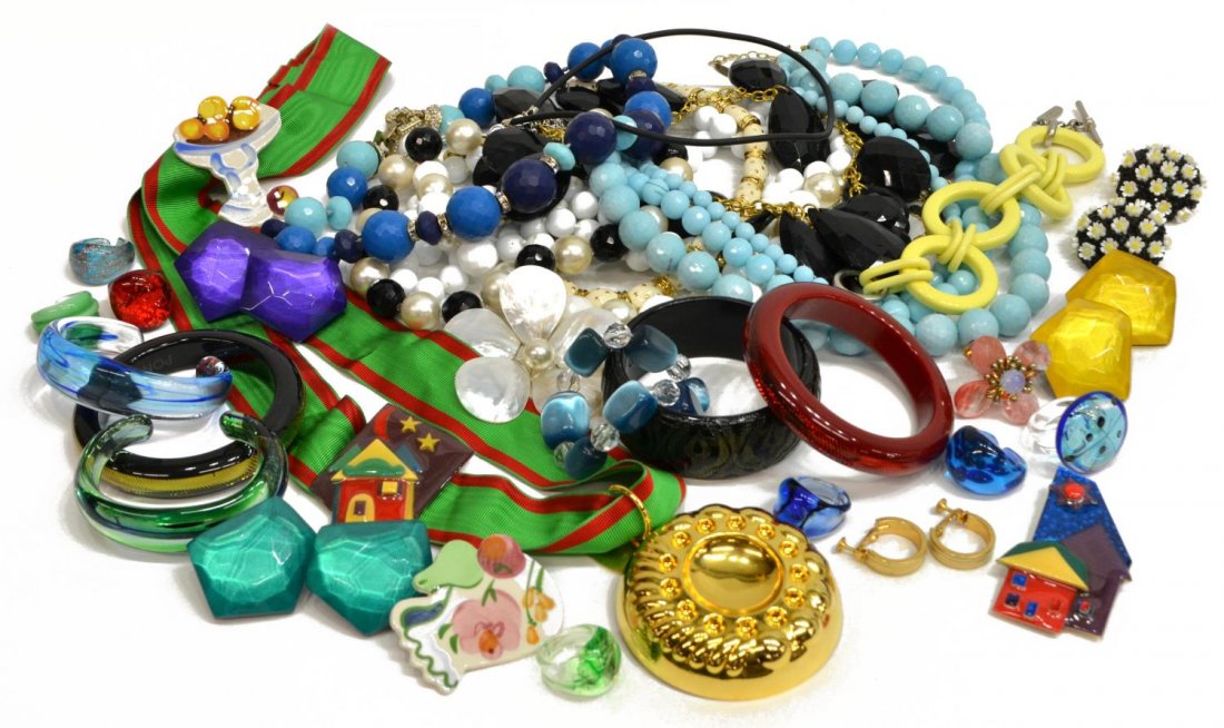ASSORTMENT OF MODERN COSTUME JEWELRY (1 of 4)