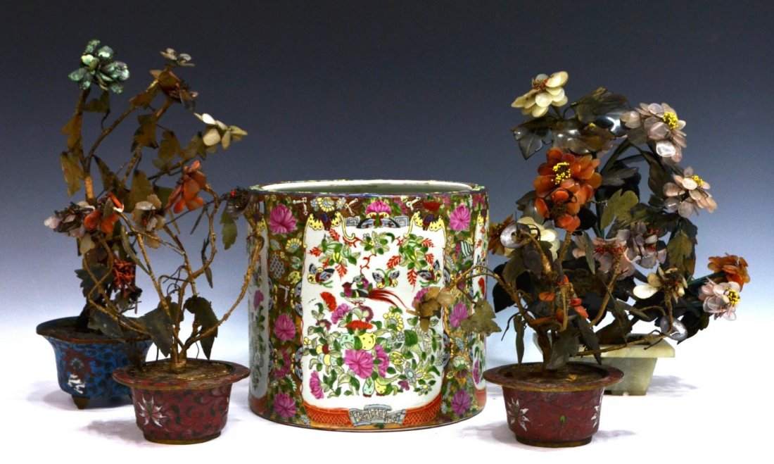 (5) CHINESE ROSE MEDALLION BRUSH POT & STONE TREES: (lot of 5) Chinese table items: (1) large Rose Medallion brush pot, bright gilding enameled with flowers and butterflies enclosing large similarly painted reserves, 8.5"h, 9"diam; (4) hardstone trees,