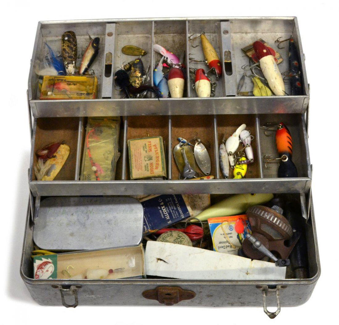 VINTAGE FISHING TACKLE BOX, MANY LURES, EQUIPMENT: Vintage metal fishing tackle box with fishing tackle including glass eye lures, spinners, old Pfluger spinning reel, Glasgow lure (Louisiana) in original box, hooks, line, other vintage items, box hin
