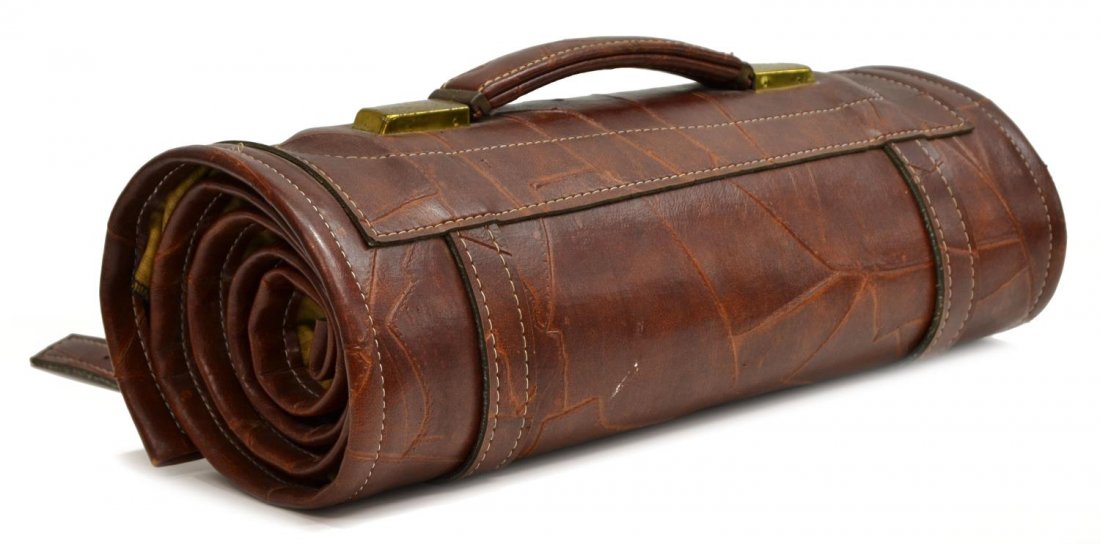 VINTAGE POCKET KNIFE COLLECTORS DISPLAY CARRY ROLL: Vintage salesman's or collectors knife display roll case, spaces for 144 knives, size when rolled empty: 6"l, 6"diameter, 3.5lbs Start Price: $40.00