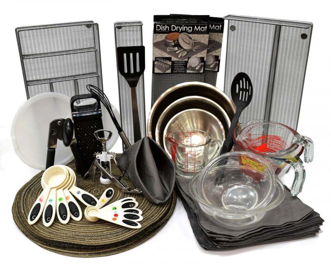 (LOT) LARGE COLLECTION OF KITCHEN & COOKING ITEMS: (lot) Large collection of kitchen and cooking items, highlights include Crate & Barrel place mats, napkins, drying cloths, Pyrex measuring cups, mixing bowls, utensils and more, 20.5lbs Start Price: $