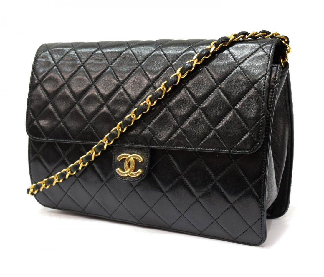 CHANEL 'SINGLE FLAP' QUILTED LEATHER SHOULDER BAG: Chanel "Single Flap" shoulder bag in quilted black leather, having gold tone hardware, chain shoulder strap, interlocking "CC" logo snap closure to front, flap top also with stitched "CC" to inside, o
