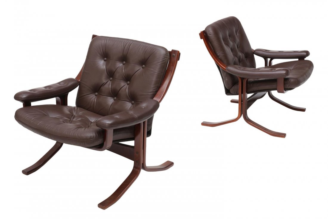 (PR) DANISH MID-CENTURY 'SIESTA' VELLEDALEN CHAIRS: (pair) Danish mid-century modern rosewood and brown leather "Siesta" armchairs, c. 1960, by Velledalen Mobler, the tufted back and seat cushions flanked by padded armrests, rising on curved shaped leg