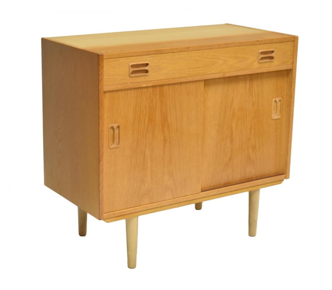 DANISH MID-CENTURY MODERN SMALL OAK SIDEBOARD (1 of 3)