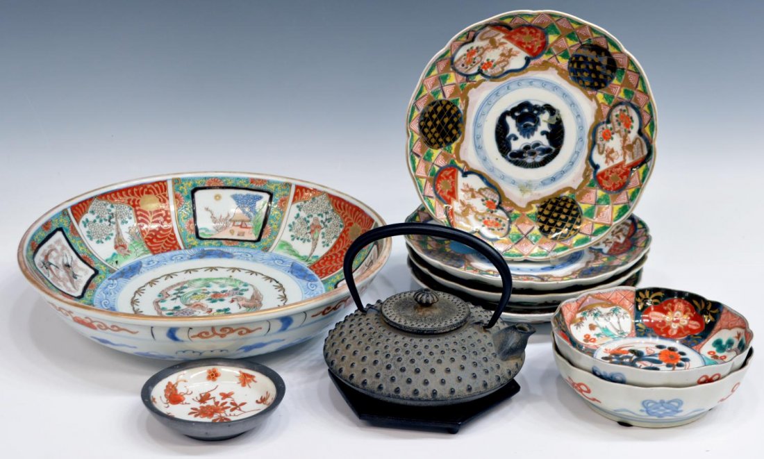 (9) ANTIQUE JAPANESE IMARI & IRON TABLEWARE: (lot of 9) Collection of antique to vintage Japanese porcelain and iron tableware: (1) textured iron teapot on later stand; (4) Imari plates, 19th c., having scalloped borders, 8.5"diam; (2) Imari bow