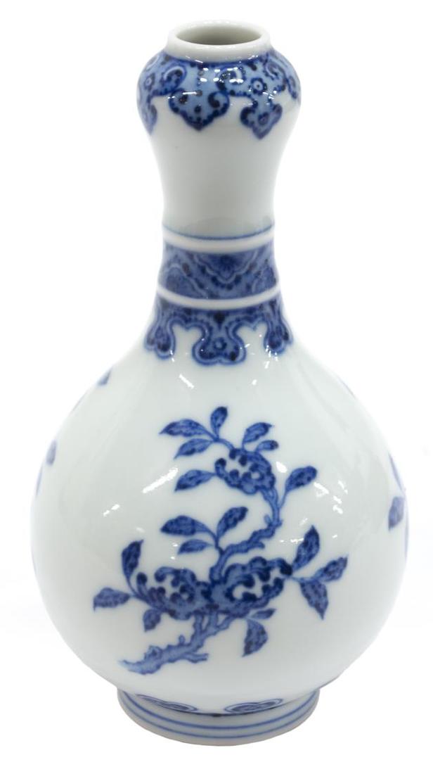 CHINESE B & W GARLIC HEAD VASE, QIANLONG STYLE (1 of 3)