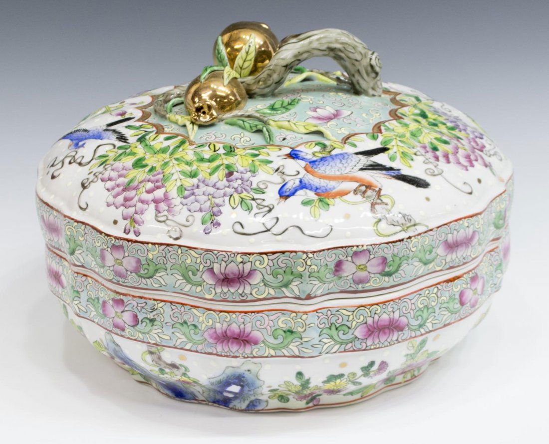 CHINESE FAMILLE-ROSE POMERGRANATE HANDLE COVER BOX (1 of 3)