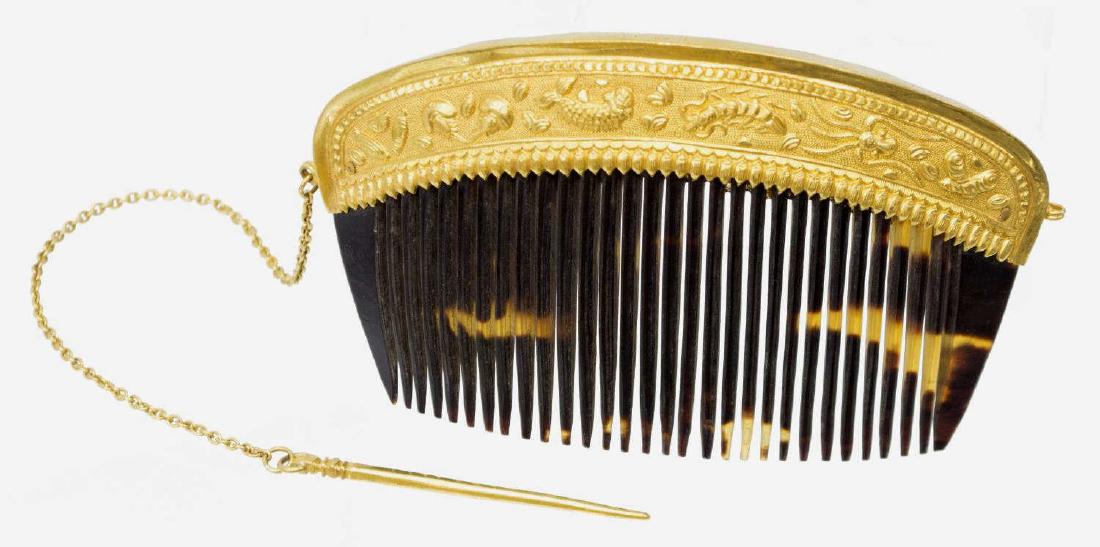 LADIES ESTATE VICTORIAN 22KT HAIR COMB 19TH C: Ladies estate Victorian 22kt yellow gold mounted faux tortoise shell comb, having a frieze of embossed sea creatures, over the tapered teeth, chain and pin at back, Chinese hallmarks to top, 2.25"h, 4