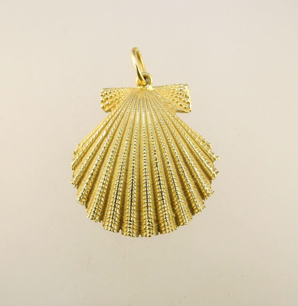 18K gold sea shell pendant, 7.2g. (1 of 2)