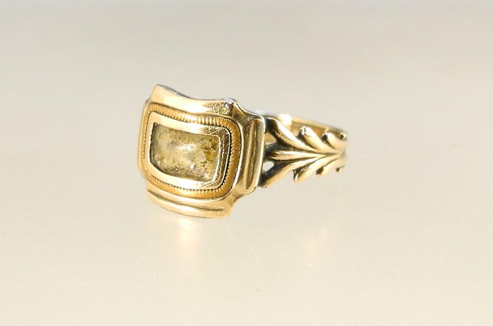 9K Georgian gold mourning ring. (1 of 3)