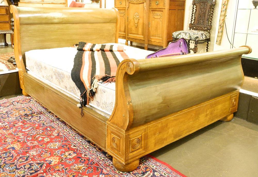Queen size sleigh bed.: Queen size sleigh bed.