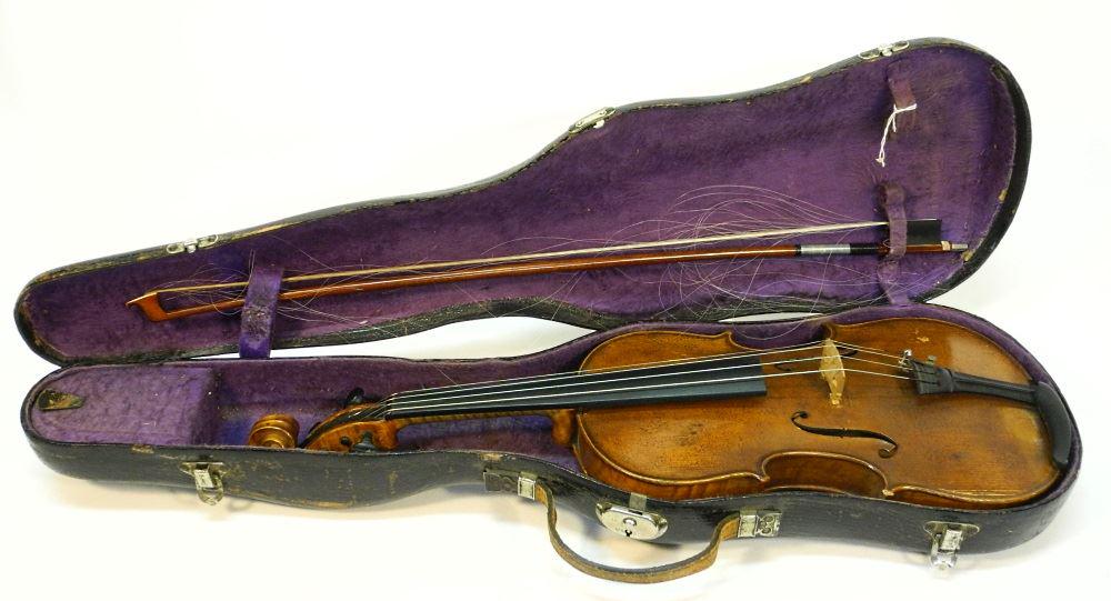 Nicolaus Amatus cermona violin in case with bow. (1 of 14)