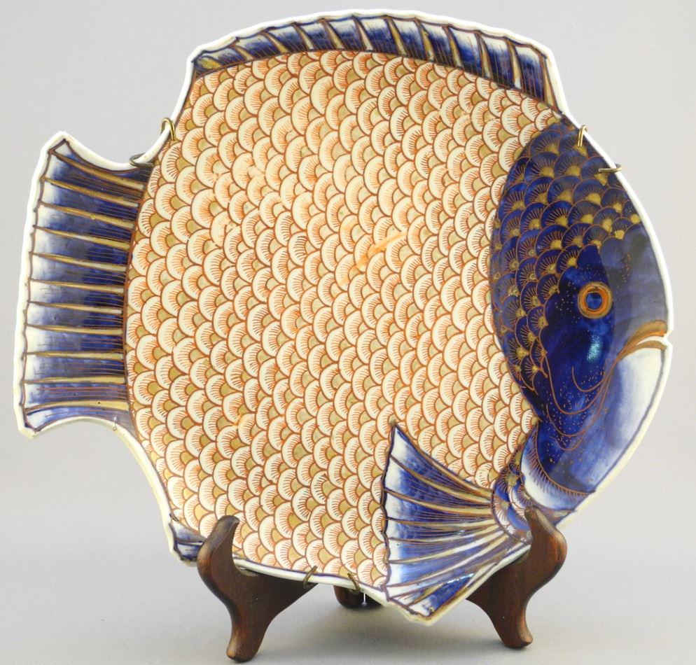 Japanese Imari fish shaped dish, 11" wide. (1 of 3)