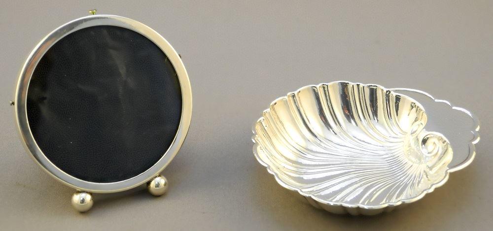 Sterling Silver Round Photo Frame & Butter Pat. (1 of 6)